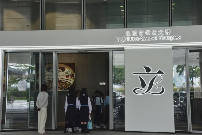 香港首任律政司司长梁爱诗：一位香港法律人的回归历程(图2)