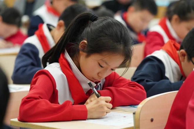 AI赋能 数据支撑精准教学的课堂应用实践——金苹果龙南小学智慧教育研讨会(图2)