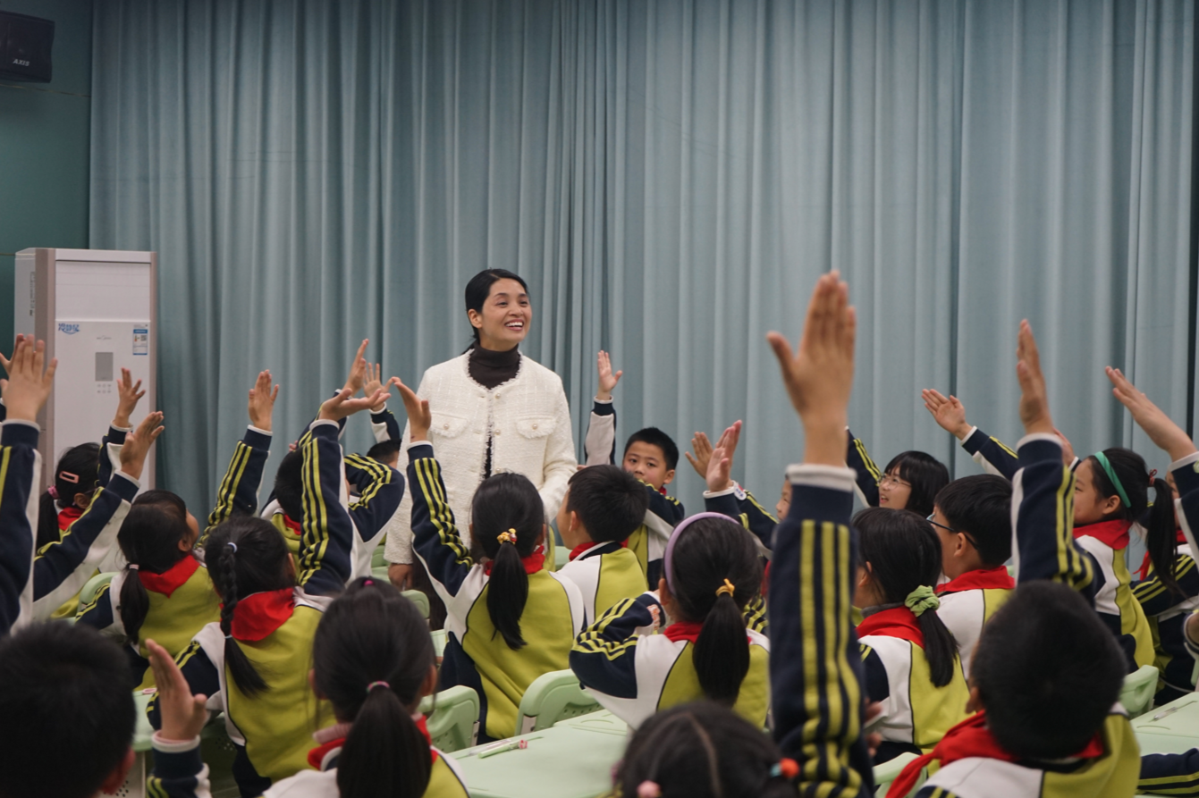提高课堂效率保障课间活动时间——嵊州市双塔小学“10+30”高效融合智慧课堂侧记(图2)