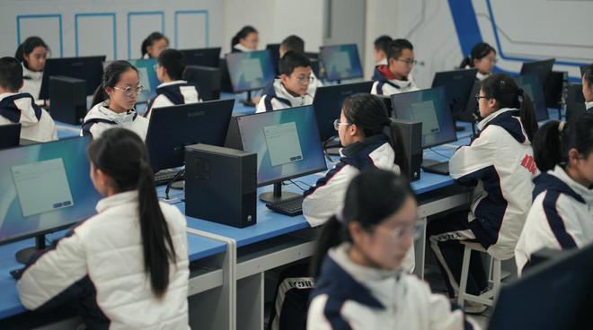 成都七中引入擎云智慧教育-计算机教室解决方案重塑教学场景(图2)