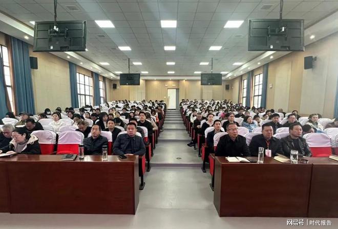 以AI赋能教育 擘画智慧未来——信阳市六职高教育教学数字化能力提升培训会(图3)