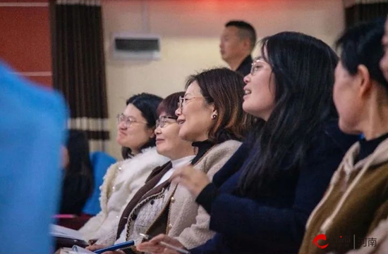 智启教育新篇 共促教师成长——西平县第五中学举行AI技术培训赋能教师专业成长(图6)