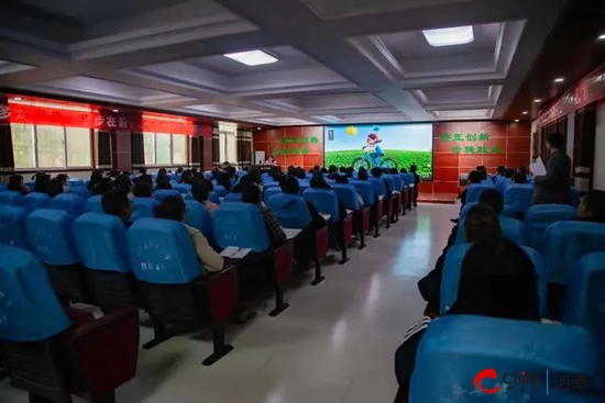 智启教育新篇 共促教师成长——西平县第五中学举行AI技术培训赋能教师专业成长(图8)