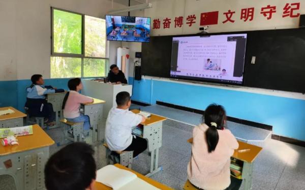 “黑板里的春天”：建行帮扶助力岚皋义务教育优质均衡发展(图1)