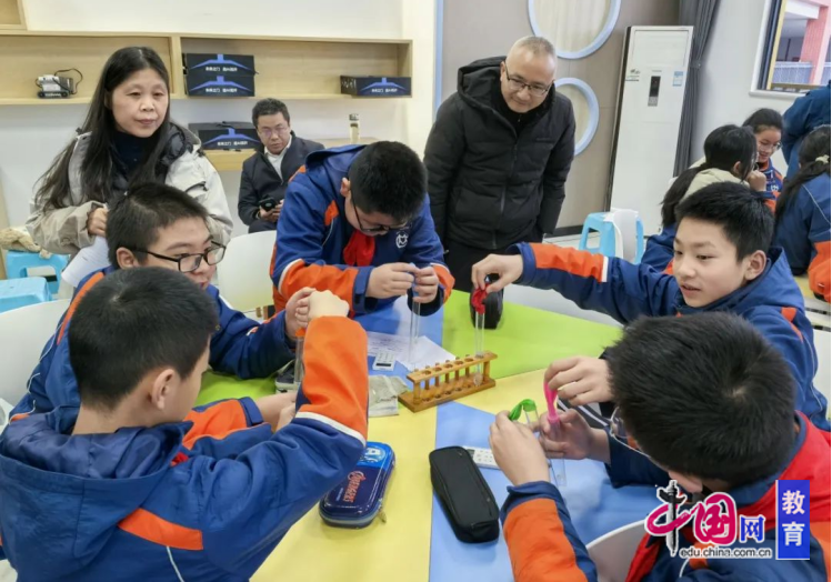 推動人工智慧與教育深度融合 成都站東小學人工智慧教育工作迎指導(图1)