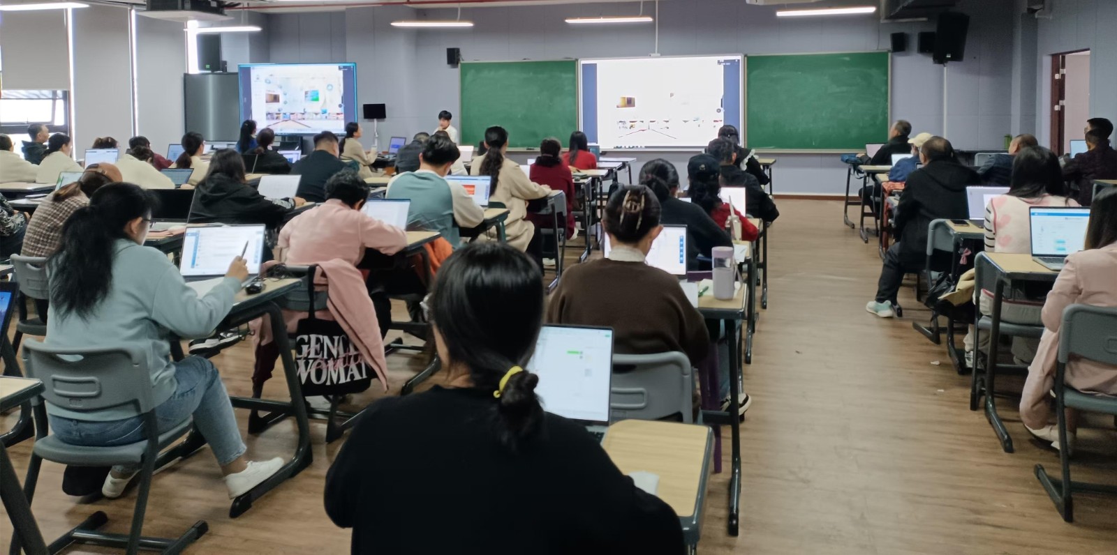 学术探讨｜教育数字化背景下高校教师数字素养的提升策略