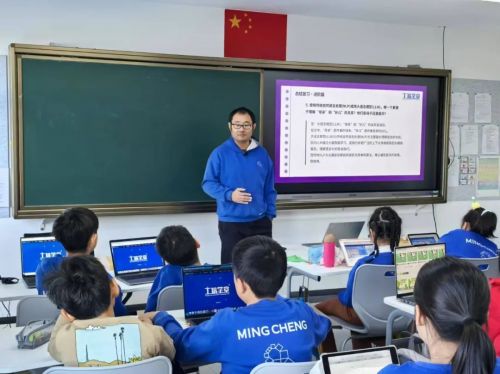 “AI原理+行业应用+AIGC体验”中小学人工智能课程示范课活动在京开展