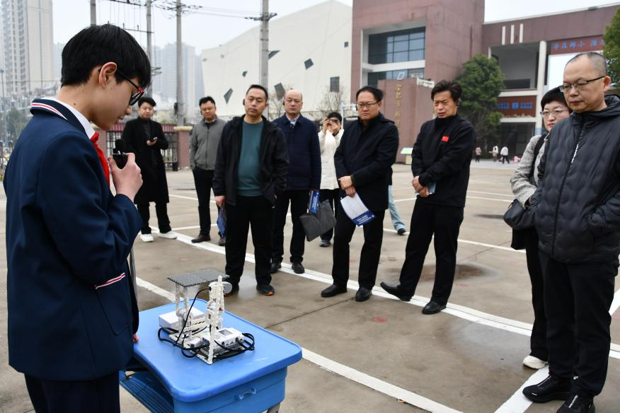 科技赋能 教育智变衡水市教育局考察团参观合肥市郎溪路小学智慧工作(图1)