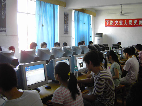 良种直送田间 技术指导到户