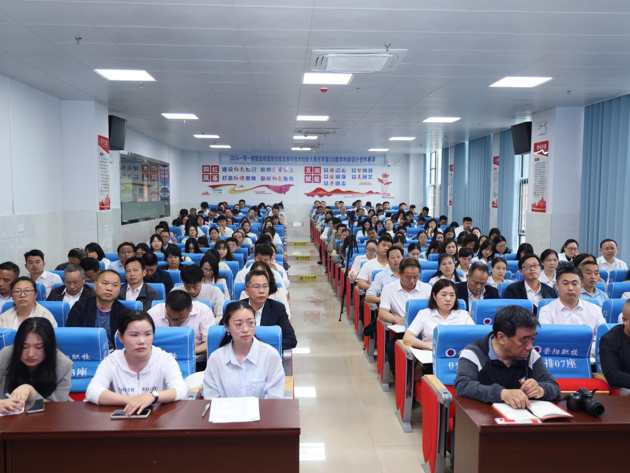 崇阳职校举办AI赋能“三教”改革专题培训会探索智慧教育新路径(图3)
