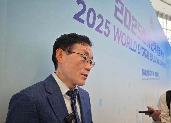 专访联合国教科文组织人工智能教育专家苗逢春：人工智能无法替代教师的教学智慧(图1)