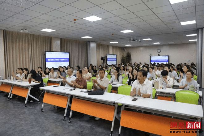 智慧交融共谋语文教育新篇章 ——首届赣豫语文教育新形态建构研讨会在驻马店召开(图2)