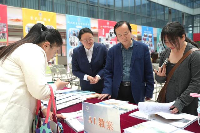 南阳市卧龙区探索AI教育校本化课堂新实践 打造教育新生态(图5)