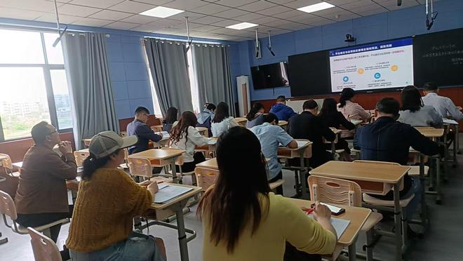 宜宾三江新区罗龙实验小学开展国家智慧教育平台专题培训(图1)