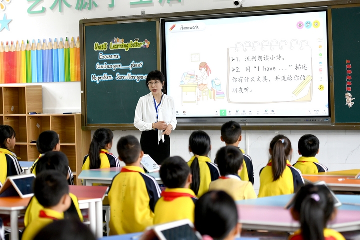 贵州龙里：“智慧课堂”走进搬迁社区 东西部协作成果丰硕(图1)