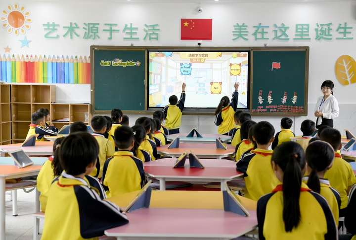 贵州龙里：“智慧课堂”走进搬迁社区 东西部协作成果丰硕(图6)