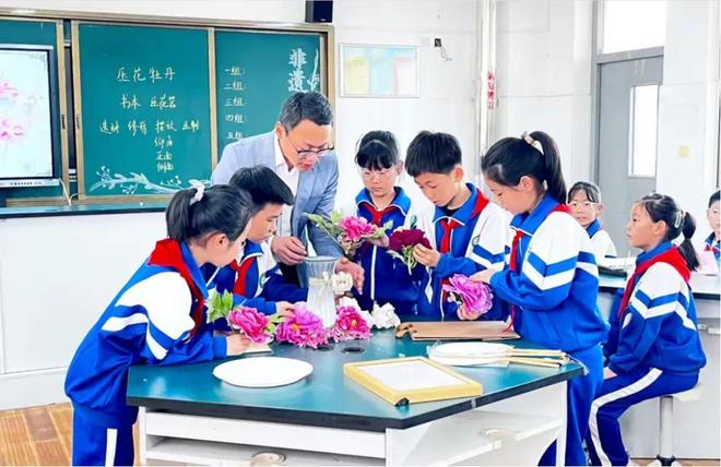 菏泽市第一实验小学：传承牡丹文化 弘扬牡丹精神(图1)
