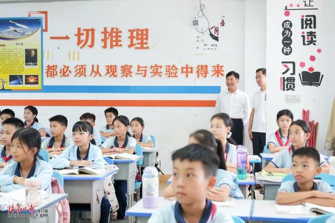 刘小明在琼中调研经济社会发展情况(图1)