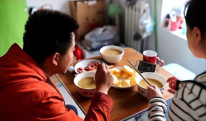 “新型啃老”正向全国蔓延：年轻人不上班不伸手要钱3000块能活(图23)
